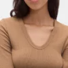 Nowoczesny T-shirt z prążkowanej dzianiny