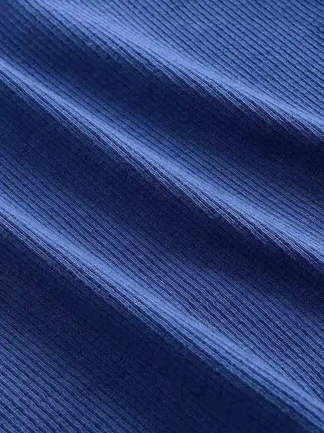 Nowoczesny T-shirt z prążkowanej dzianiny