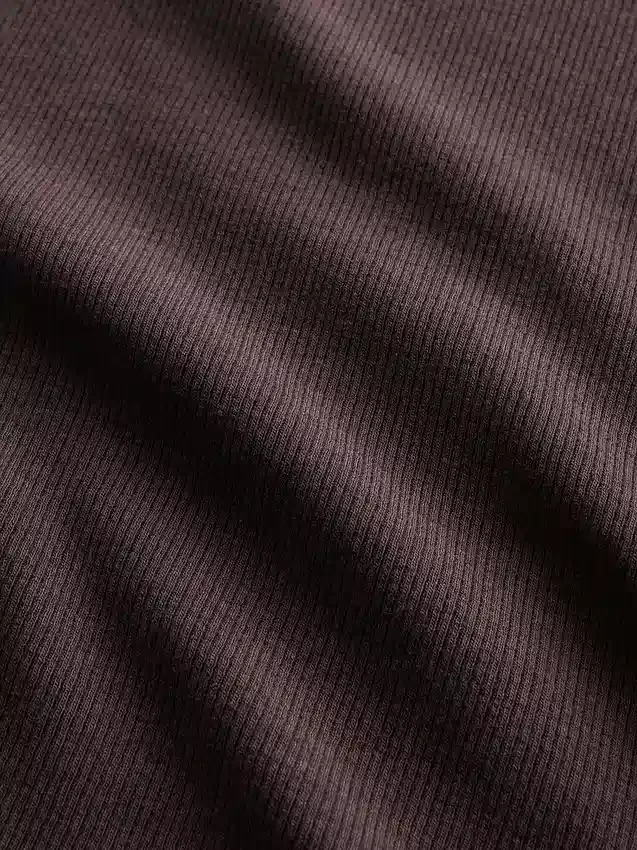 Nowoczesny T-shirt z prążkowanej dzianiny