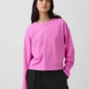 Oversizowy, skrócony T-shirt z dzianiny