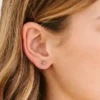 Pierced Co – małe klasyczne kolczyki z motywem kwiatowym z zakrętką