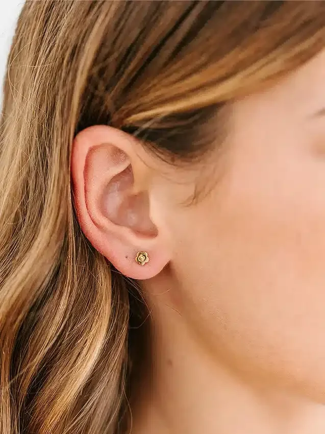 Pierced Co – małe klasyczne kolczyki z motywem kwiatowym z zakrętką