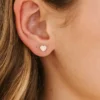 Pierced Co – małe kolczyki z motywem serca w kolorze brzoskwiniowym z zapięciem śrubowym