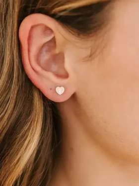 Pierced Co – małe kolczyki z motywem serca w kolorze brzoskwiniowym z zapięciem śrubowym