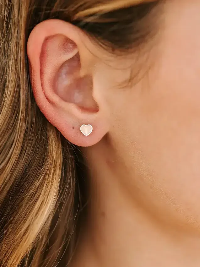 Pierced Co – małe kolczyki z motywem serca w kolorze brzoskwiniowym z zapięciem śrubowym