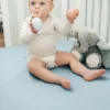 Prześcieradło z gumką z muślinu marki Comfy Cubs