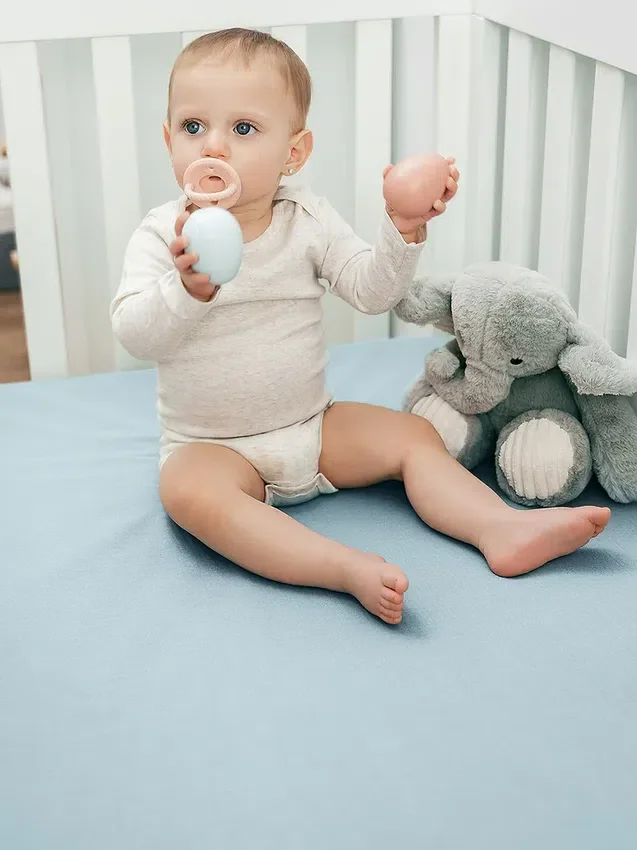 Prześcieradło z gumką z muślinu marki Comfy Cubs
