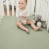 Prześcieradło z gumką z muślinu marki Comfy Cubs