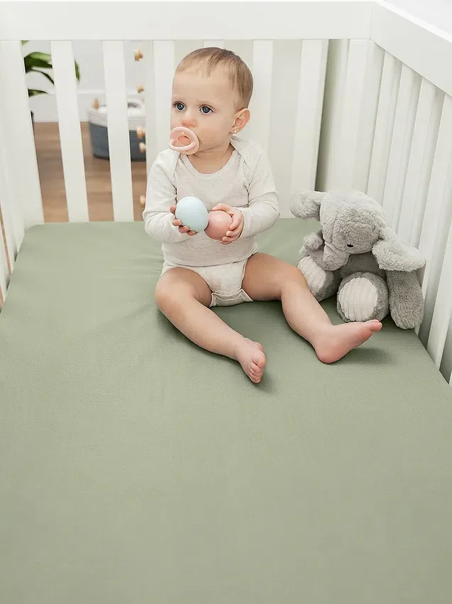 Prześcieradło z gumką z muślinu marki Comfy Cubs