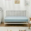 Prześcieradło z gumką z muślinu marki Comfy Cubs