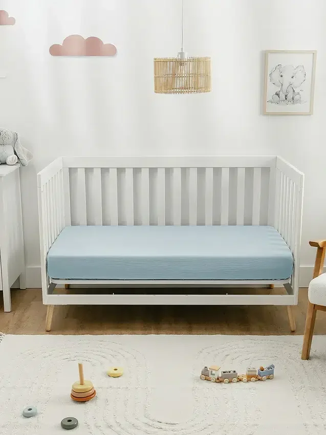 Prześcieradło z gumką z muślinu marki Comfy Cubs