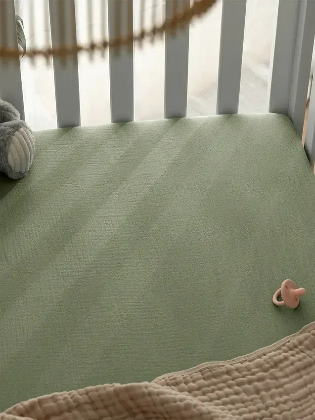 Prześcieradło z gumką z muślinu marki Comfy Cubs