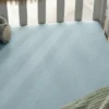 Prześcieradło z gumką z muślinu marki Comfy Cubs