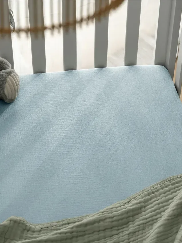 Prześcieradło z gumką z muślinu marki Comfy Cubs