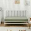 Prześcieradło z gumką z muślinu marki Comfy Cubs