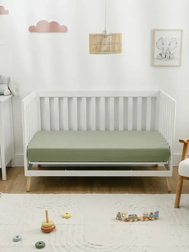 Prześcieradło z gumką z muślinu marki Comfy Cubs