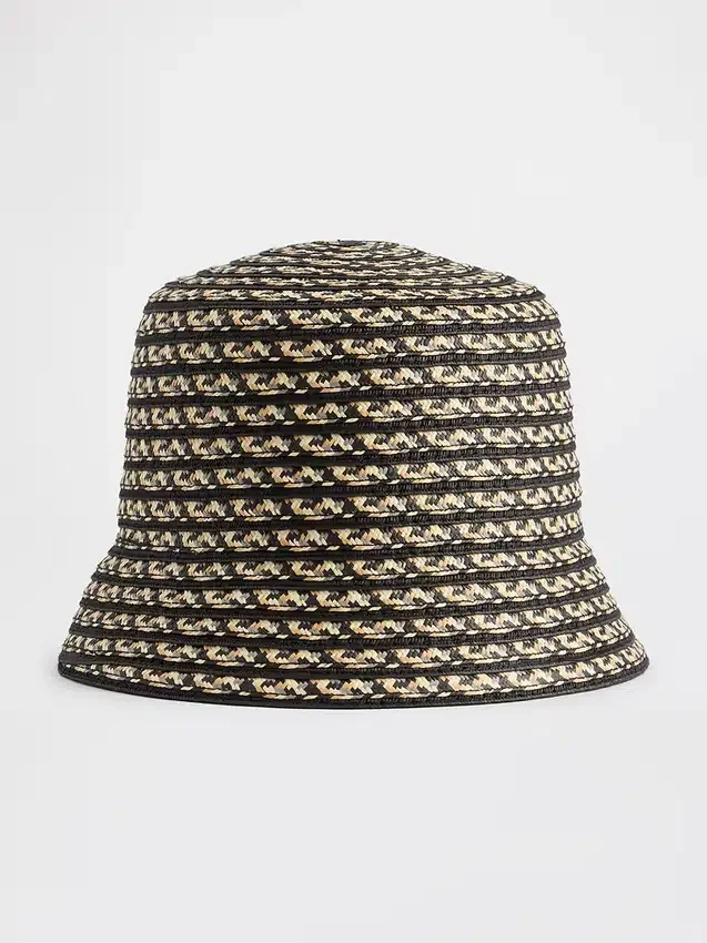 Słomkowa czapka typu bucket