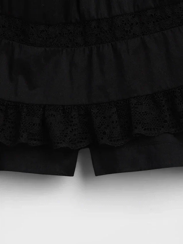 Spódniczka typu mini z plisami i koronkową lamówką
