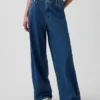 Spodnie dżinsowe o średnim stanie i luźnym kroju z ultramiękkiego denimu