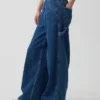 Spodnie dżinsowe o średnim stanie i luźnym kroju z ultramiękkiego denimu