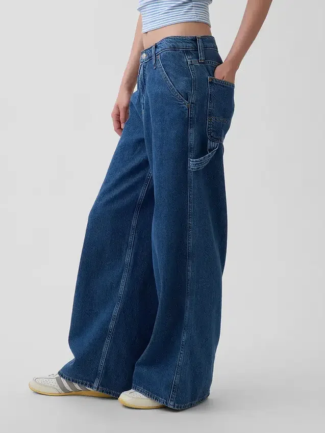 Spodnie dżinsowe o średnim stanie i luźnym kroju z ultramiękkiego denimu
