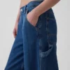 Spodnie dżinsowe o średnim stanie i luźnym kroju z ultramiękkiego denimu