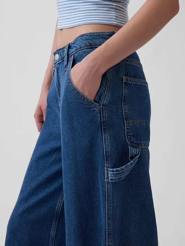 Spodnie dżinsowe o średnim stanie i luźnym kroju z ultramiękkiego denimu