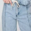Spodnie dżinsowe o średnim stanie i luźnym kroju z ultramiękkiego denimu