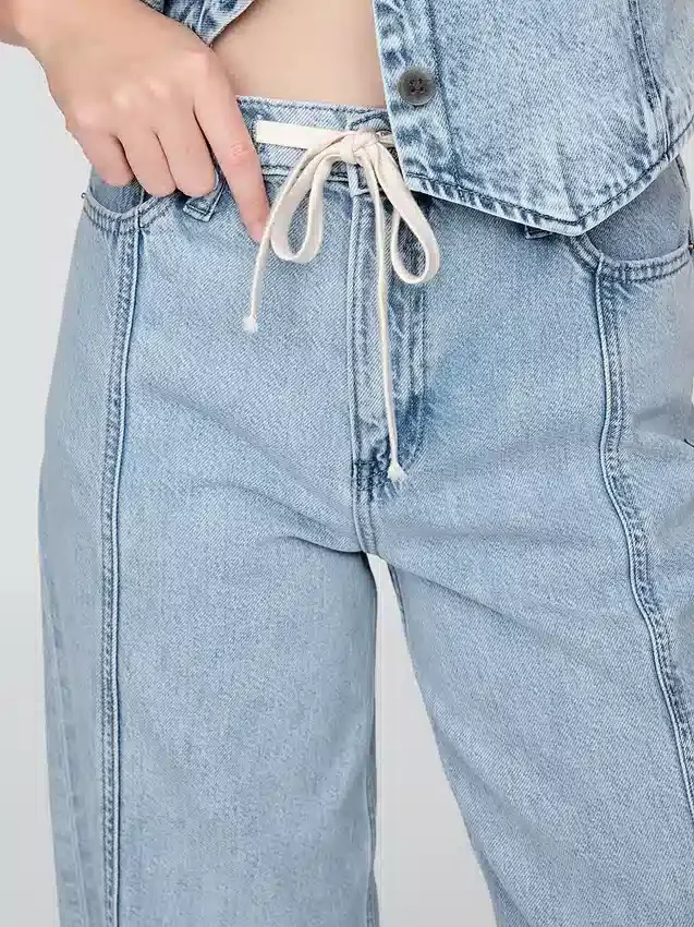 Spodnie dżinsowe o średnim stanie i luźnym kroju z ultramiękkiego denimu