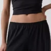 Spodnie GapFit Tech o niskim stanie i luźnym kroju