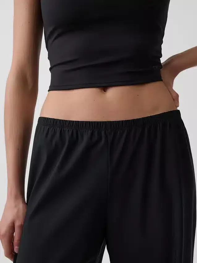 Spodnie GapFit Tech o niskim stanie i luźnym kroju