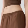 Spodnie GapFit Tech o niskim stanie i luźnym kroju