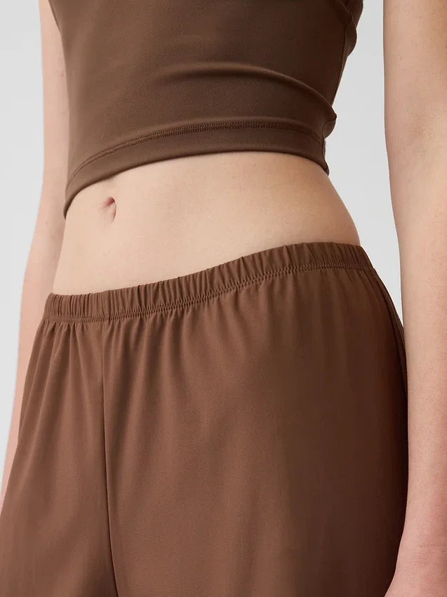 Spodnie GapFit Tech o niskim stanie i luźnym kroju