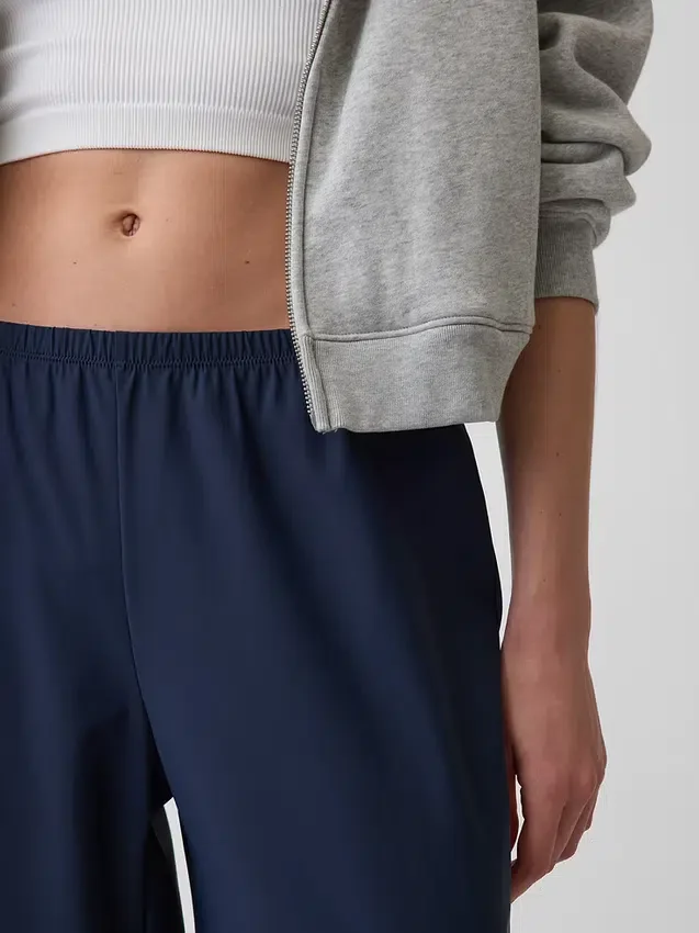Spodnie GapFit Tech o niskim stanie i luźnym kroju