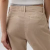 Spodnie khaki o średnim stanie