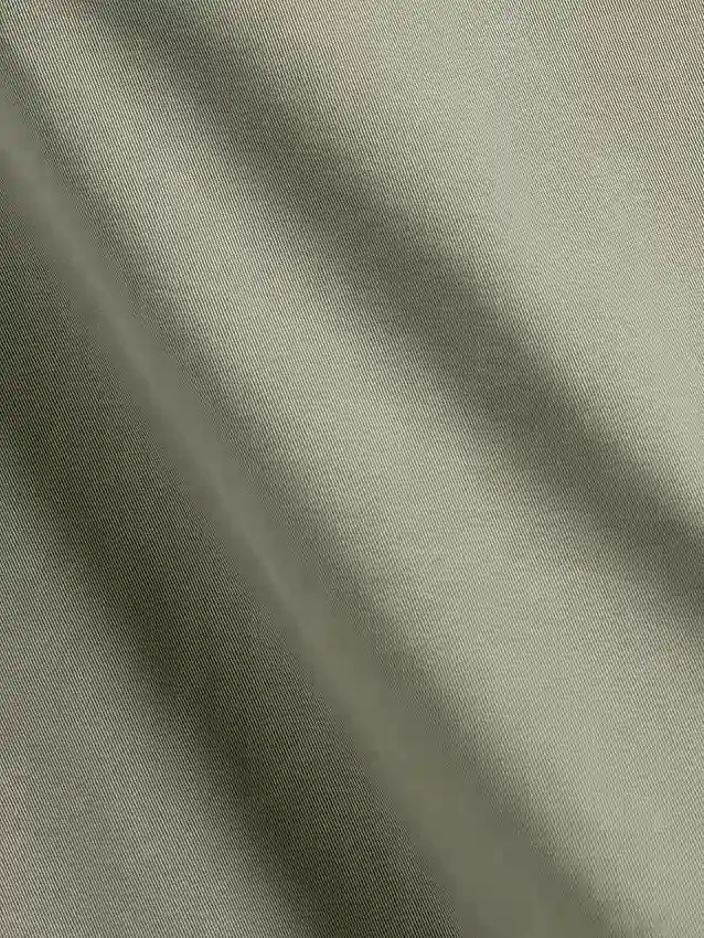Spodnie khaki o średnim stanie
