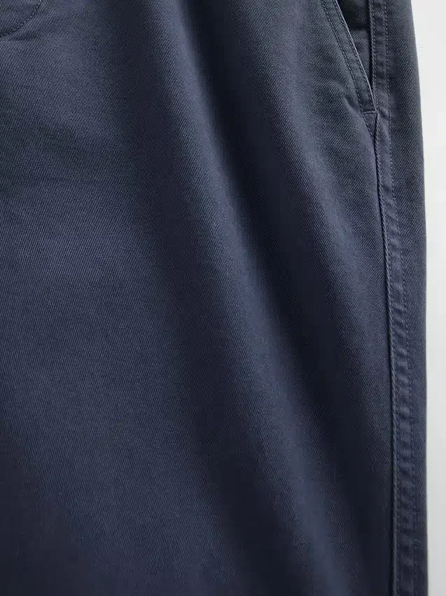 Spodnie khaki z grubej tkaniny skośnej o luźnym, prostym kroju