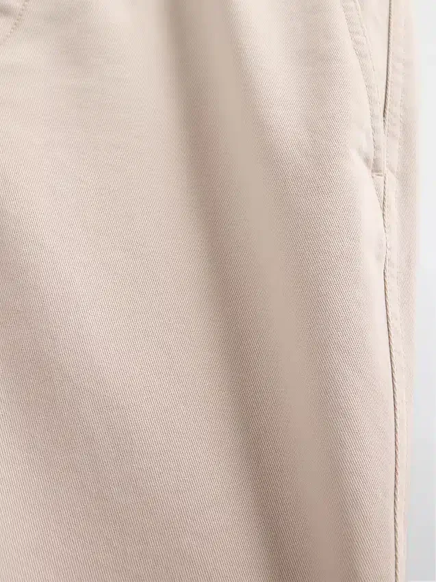 Spodnie khaki z grubej tkaniny skośnej o luźnym, prostym kroju