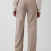 Spodnie khaki z niskim stanem w stylu lat 90.