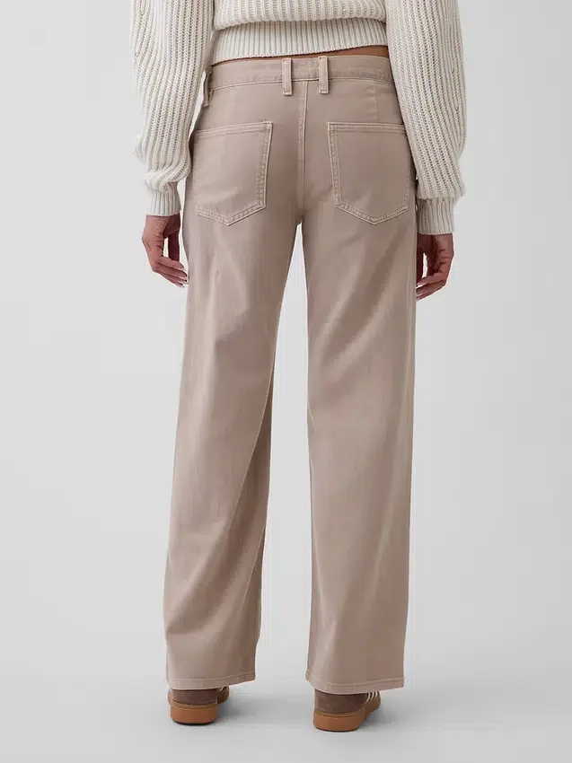 Spodnie khaki z niskim stanem w stylu lat 90.
