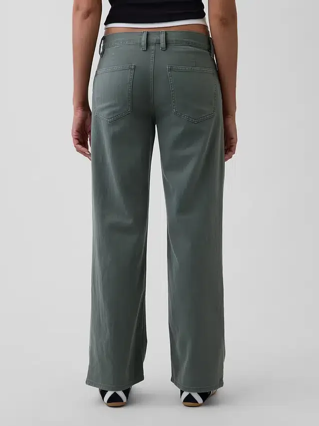 Spodnie khaki z niskim stanem w stylu lat 90.