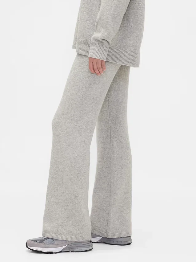 Spodnie sweterkowe typu bootcut z serii CashSoft