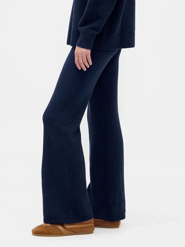 Spodnie sweterkowe typu bootcut z serii CashSoft