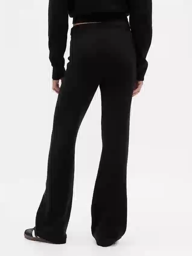 Spodnie sweterkowe typu bootcut z serii CashSoft