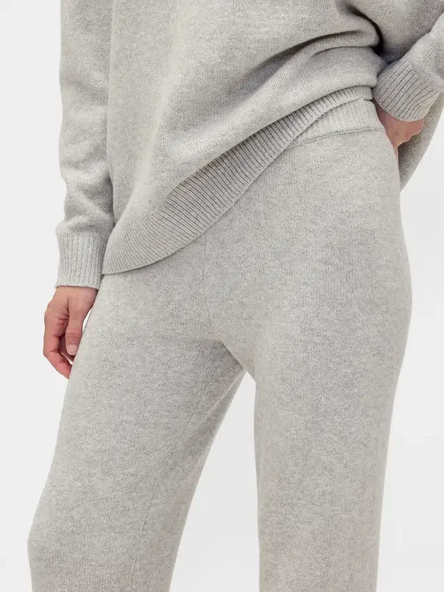 Spodnie sweterkowe typu bootcut z serii CashSoft