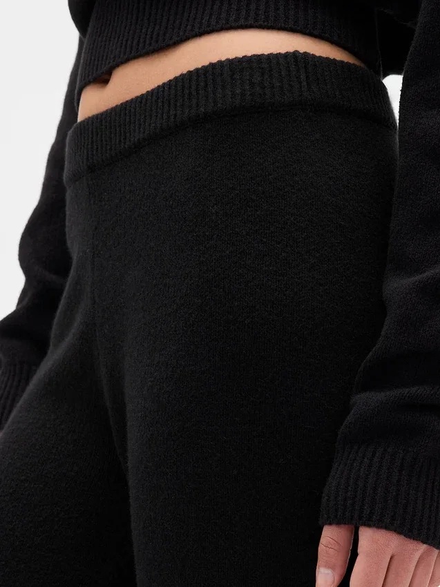 Spodnie sweterkowe typu bootcut z serii CashSoft