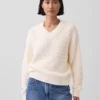 Swetr oversize z dekoltem w serek, wykonany w 100% z bawełny