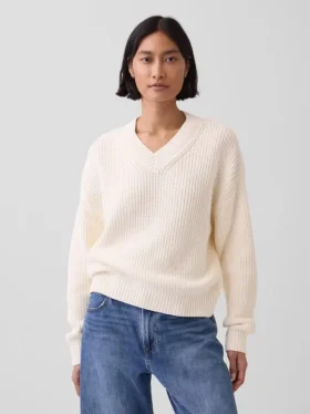 Swetr oversize z dekoltem w serek, wykonany w 100% z bawełny