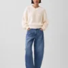 Swetr oversize z dekoltem w serek, wykonany w 100% z bawełny