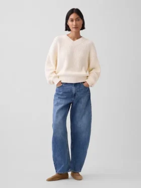 Swetr oversize z dekoltem w serek, wykonany w 100% z bawełny